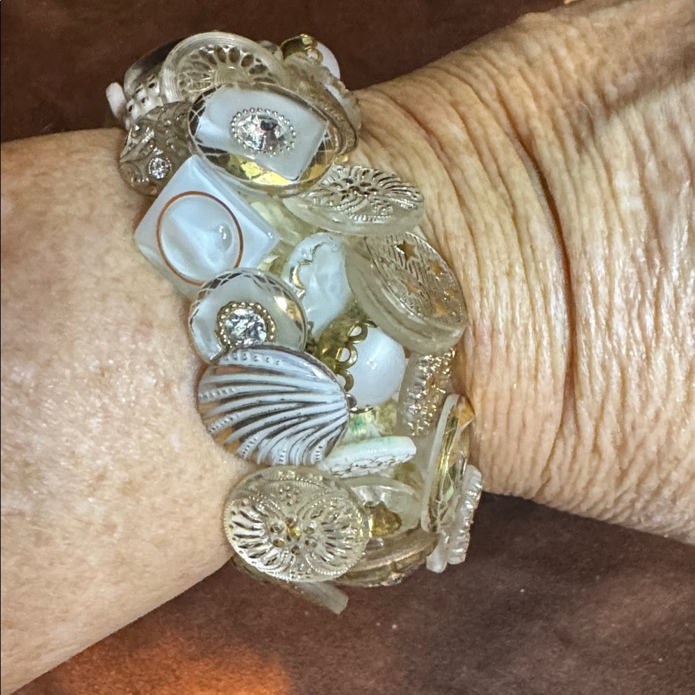 White / Gold Button Stretch Bracelet - image 1